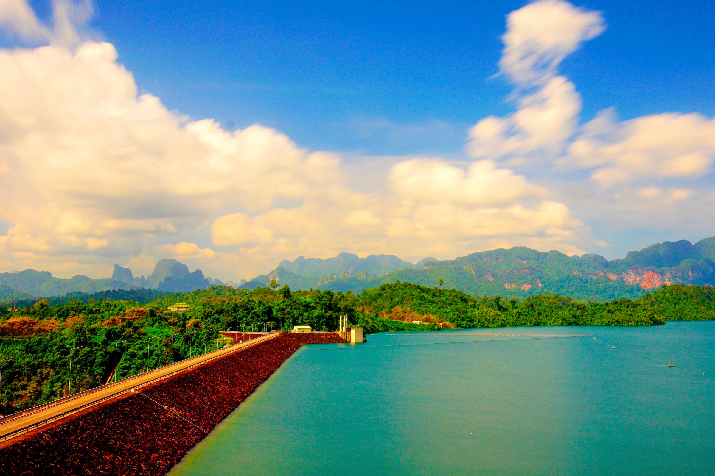 Cheow_Larn_Lake,_Surat_Thani[1].webp